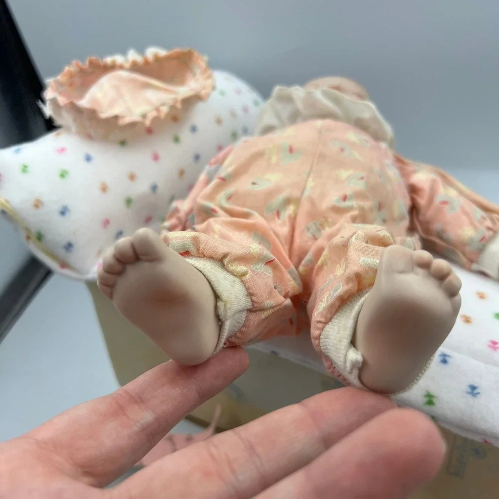 Ashton-Drake Yolanda Bello Porcelain Baby Doll Rock-a-Bye Baby Lullaby Babies